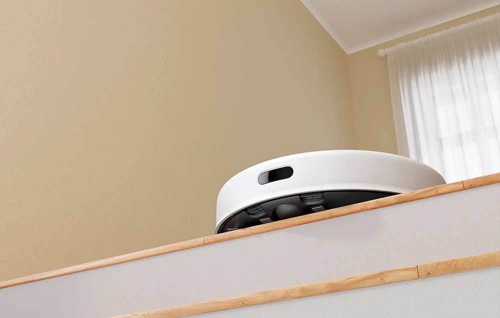 Robot sprzątający Dreame D10 Plus Gen 2 biały na schodach